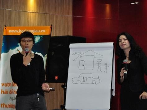 Bà Nguyễn Thị Hạnh-Chuyên gia phát triển kỹ năng mềm đang chia sẻ với học viên những bí quyết xây dựng thương hiệu cá nhân